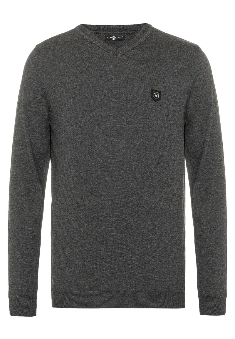 Dunkelgrauer V-Ausschnitt-Pullover, lange Ärmel, strukturierter Stoff, mit kleinem schwarzem Schild-Logo auf der linken Brust. Klassische Passform.