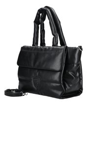 Černá kožená kabelka s dvěma strukturovanými uchy, klopovým uzávěrem a ramenním popruhem. Na přední straně se nachází výrazné embosované logo.