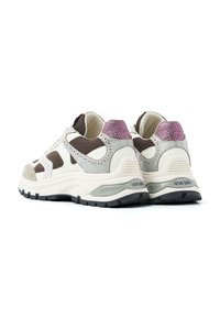 Weiße und braune Low-Top-Sneaker mit dicken Sohlen und strukturierten lila Fersenakzenten, von hinten auf einem weißen Hintergrund gezeigt.