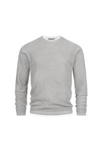 Suéter gris de manga larga con un patrón de punto texturizado y cuello redondo blanco. Presenta mangas ajustadas y una forma casual y relajada.