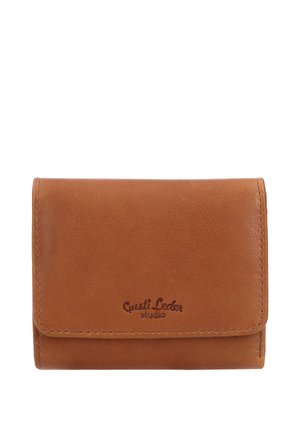 Compacten lichtbruine leren portemonnee met gestikte randen en "Gusti Leder studio" gegraveerd op de voorste klep, geplaatst tegen een witte achtergrond.