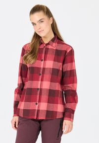 Rød og pink ternet skjorte med knapper, lange ærmer, mørke knapper og spids krave, lavet af et blødt stof.