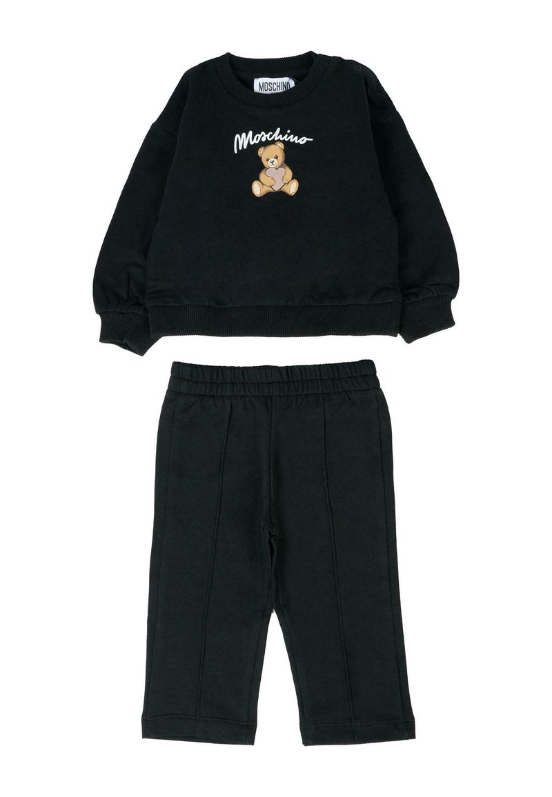 Czarny zestaw składający się z sweatshirtu i spodni z bawełny, z grafiką misia i logotypem "Moschino". Ściągacze przy mankietach i w pasie; luźny krój.