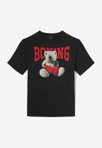 Camiseta de algodón negra que presenta un oso de peluche gris con guantes de boxeo rojos y la palabra "BOXEO" en letras rojas en negrita sobre el diseño.