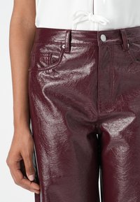 Vero Moda VMTESSA WIDE VINYL - Broek - winetasting