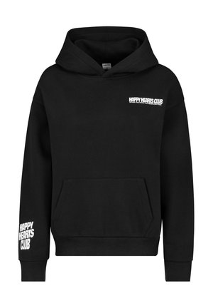 Schwarzer Kapuzenpullover mit einer Fronttasche und weißem Text "HAPPY HEARTS CLUB" auf der Brust und dem Ärmel. Der Stoff wirkt glatt.