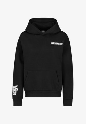 Schwarzer Kapuzenpullover mit einer Fronttasche und weißem Text "HAPPY HEARTS CLUB" auf der Brust und dem Ärmel. Der Stoff wirkt glatt.