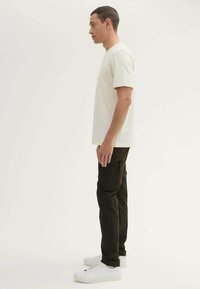 TOM TAILOR WEICHE TAPERED - Cargohose - dark rosin green