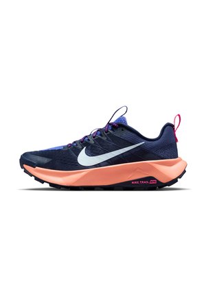 Chaussure de trail Nike bleu foncé et violet avec une semelle intermédiaire corail, un swoosh blanc et des languettes de tirage roses, vue de côté latéral.