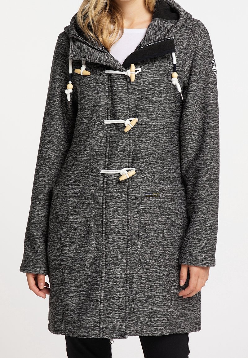 Lång, grå texturerad kappa med huva. Har träspännen, vita dragsnören och sidofickor. Designad för värme och komfort.