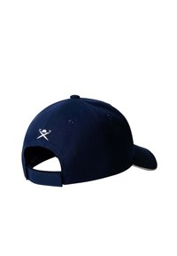 Donkere blauwe baseballcap met verstelbare band, voorzien van een wit logo met gekruiste stokken geborduurd aan de achterkant, gemaakt van lichtgewicht stof.
