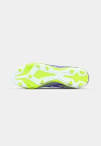 Semelle de chaussure avec une base blanche et des accents jaunes vifs, un motif texturé et des crampons en caoutchouc multidirectionnels pour une meilleure adhérence.
