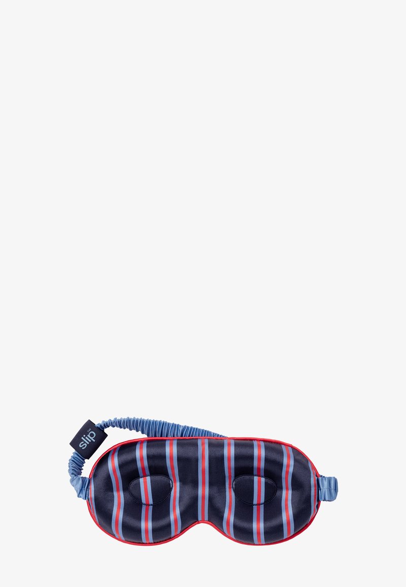 Seidene Schlafmaske mit vertikalen Streifen in Navy, Rot und Hellblau, gepolsterten Augenabdeckungen und einem blauen elastischen Band mit "slip"-Etikett.