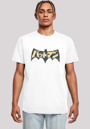 Hvit bomulls T-skjorte med en stor svart og gull flaggermus-logo med japansk tekst. Korte ermer og rund hals. Avslappet passform.