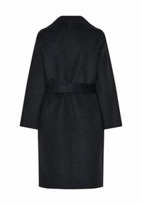 Long manteau en laine noire avec grand col, manches longues et ceinture à la taille, vu de dos sur fond blanc.