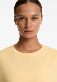 OYSHO SLEEVELESS SEAMLESS - Jednoduché tričko - yellow