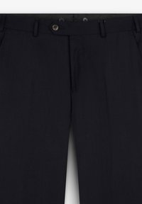 Pantalones marinos con frente plano, dos bolsillos laterales, cierre de botón y textura suave. Corte ajustado con trabillas para cinturón.