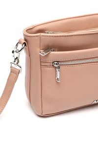 Borsa a tracolla in pelle rosa con scomparto principale con zip e tasca frontale, hardware argentato e tracolla regolabile. Texture liscia.
