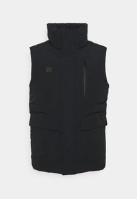 Chaleco acolchado negro con cuello alto, bolsillo frontal con cremallera y dos bolsillos frontales con solapa. Textura de tela lisa, diseño minimalista.