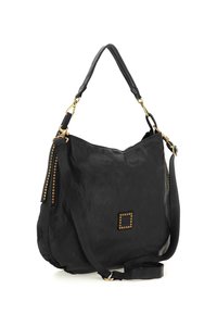 Borsa a tracolla in pelle nera con hardware dorato, texture liscia, forma morbida, dettagli borchiati e tracolla removibile.