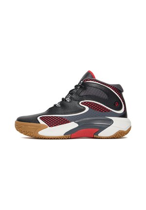 Scarpa da basket high-top nera e rossa con suola bianca e marrone, superficie strutturata e pannelli laterali in mesh rossi e neri a motivo.