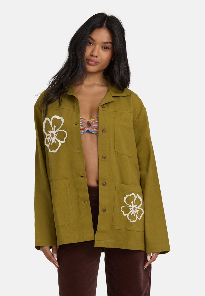 Chemise verte à manches longues avec deux poches frontales, broderies florales et coupe décontractée, fabriquée dans un tissu texturé.