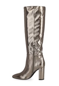 Botas metálicas plateadas hasta la rodilla con punta afilada y tacón grueso, que cuentan con un cierre lateral y una textura suave y brillante.