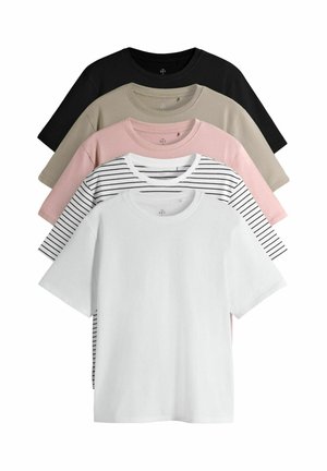 Fünf ordentlich gestapelte Rundhals-T-Shirts in Weiß, Schwarz, Beige, Rosa und schwarz-weißem Streifenmuster.
