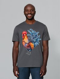 Grijze t-shirt met een kleurrijke afbeelding van een haan met levendige oranje, blauwe en groene details, tegen een effen achtergrond.