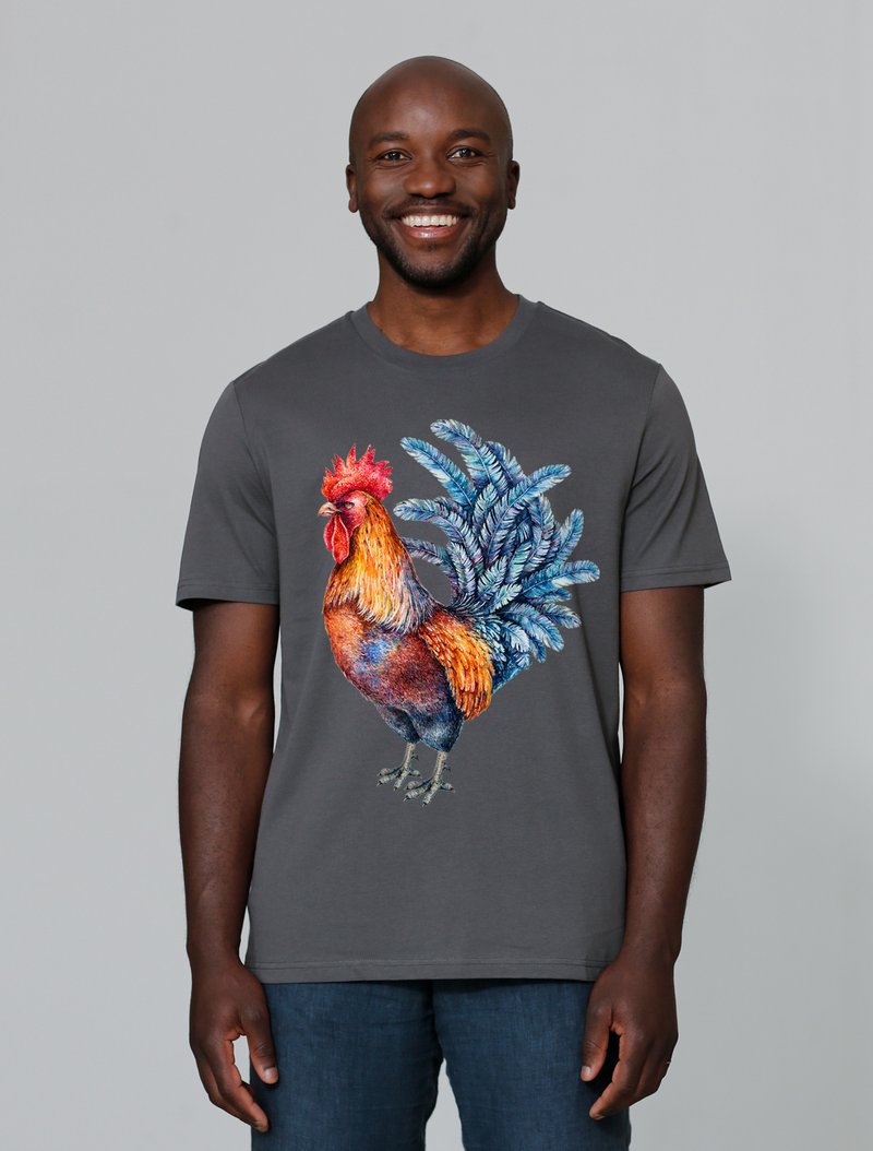 Grijze t-shirt met een kleurrijke afbeelding van een haan met levendige oranje, blauwe en groene details, tegen een effen achtergrond.