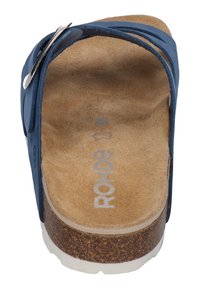 Blauwe sandaal met een gestructureerd suede voetbed en een kurken buitenzool. Voorzien van verstelbare banden en een zilveren gesp voor een veilige pasvorm.