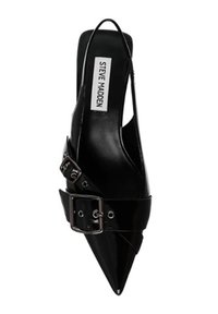 Tacco slingback in pelle lucida nera con punta affusolata e una larga fascia con dettaglio fibbia rettangolare. Design elegante e raffinato.