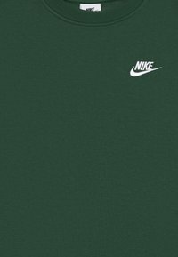 Πράσινο βαμβακερό μπλουζάκι με στρογγυλή λαιμόκοψη, κοντά μανίκια και λευκό λογότυπο Nike στο στήθος. Λείο υφάδι με κανονική εφαρμογή.