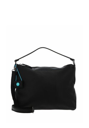 Sac à bandoulière en cuir noir avec fermeture éclair sur le dessus, poignée courte, sangle réglable et petite étiquette noire et bleue attachée sur le côté.