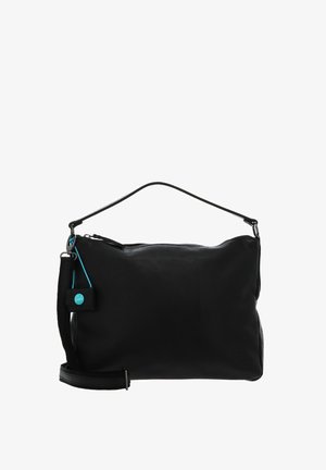 Sac à bandoulière en cuir noir avec fermeture éclair sur le dessus, poignée courte, sangle réglable et petite étiquette noire et bleue attachée sur le côté.