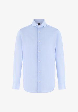 Lichtblauw herenoverhemd met dunne witte verticale strepen, knoopsluiting aan de voorkant, lange mouwen en een puntige kraag.