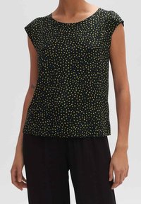 Top nero a maniche corte con un motivo multicolore di piccoli punti gialli, verdi e blu; vestibilità comoda con scollo rotondo.