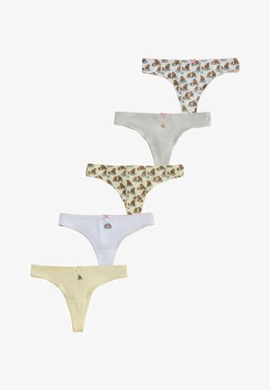 Nő fehér fehérneműt visel barna medve és virágmintával, igazítja a derékrészt, és szürke rövidített trikót.