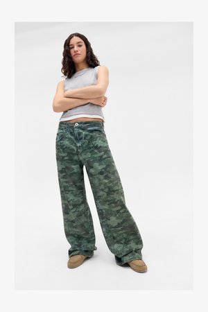 JAYA CAMO - Flared-farkut - khaki