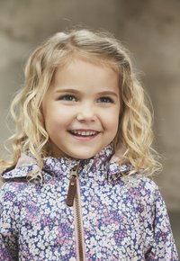 Blommönstrad jacka med framdragkedja, med nyanser av rosa och lila på en marinblå bakgrund, designad för ett barn med huva.