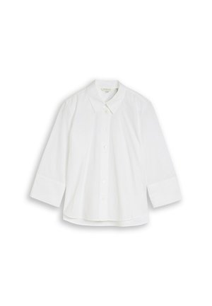 Wit overhemd met lange mouwen en knopen, voorzien van een klassieke kraag en een licht losse pasvorm, plat gelegd op een witte achtergrond.