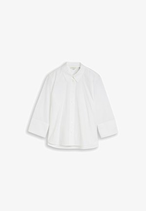 Wit overhemd met lange mouwen en knopen, voorzien van een klassieke kraag en een licht losse pasvorm, plat gelegd op een witte achtergrond.