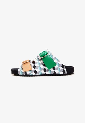 Gesloten teenslippers hebben een geometrisch patroon in zwart, wit en aqua, met groene en tan accenten en verstelbare gespbanden.