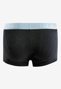 Fekete pamut alsónadrág széles, világoskék elasztikus derékpánttal, amelyen a "NEXT" márkajelzés található. Simaságot és testhezálló kialakítást kínál.