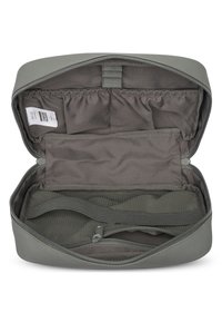 Bolsa cosmética gris con apertura con cremallera, que presenta múltiples compartimentos y bandas elásticas para la organización. Exterior suave y forro texturizado.