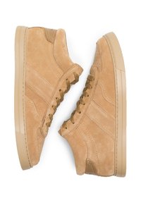 Zapatillas altas de ante marrón con un acabado texturizado, puntera redonda y cordones planos. Presentan un panel lateral con patrón y una suela de goma beige.