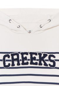 Sudadera blanca con rayas horizontales en azul marino, que presenta un lettering esponjoso de "CREEKS" en la parte frontal. Capucha con cordón y herrajes en tono plateado.