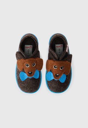 Graue Hausschuhe mit einem Hundedesign, der einen braunen Kopf und eine blaue Fliege hat, sowie blauen Sohlen; weicher Stoff und abgerundete Form.