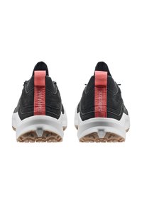 Scarpe da ginnastica nere con texture in suede, suola intermedia bianca e linguetta sul tallone rossa e bianca. Suola in gomma ondulata per una migliore aderenza.