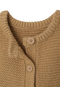 Brauner Strickcardigan mit geripptem Kragen, zwei Knöpfen und einem strukturierten Stoff. Die Farbe ist ein warmer, neutraler Ton.